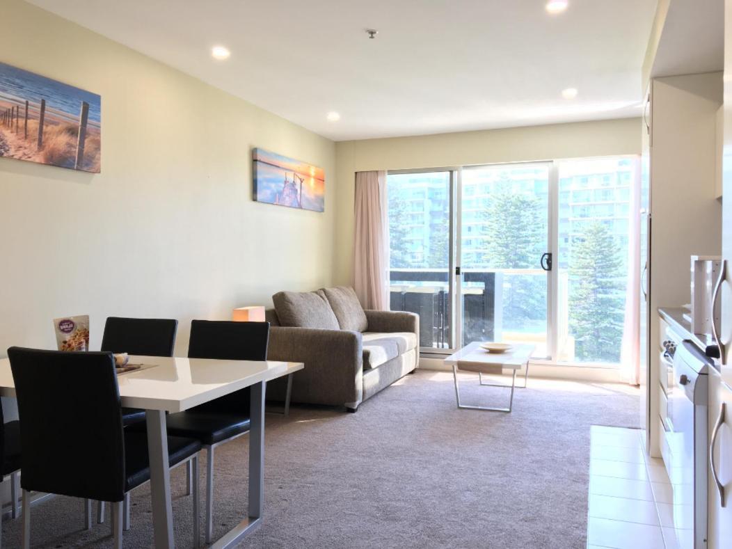 Beachside Luxury Apartments One & Two Bedroom In Beachfront Oaks Pier Building Ґленелґ Екстер'єр фото
