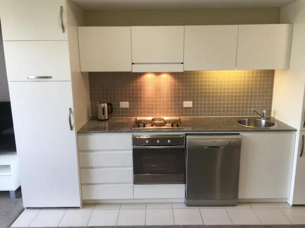 Beachside Luxury Apartments One & Two Bedroom In Beachfront Oaks Pier Building Ґленелґ Екстер'єр фото