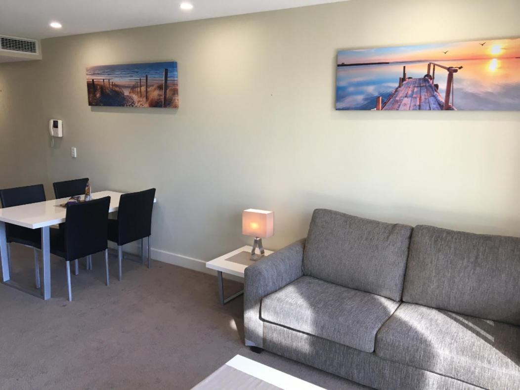 Beachside Luxury Apartments One & Two Bedroom In Beachfront Oaks Pier Building Ґленелґ Екстер'єр фото