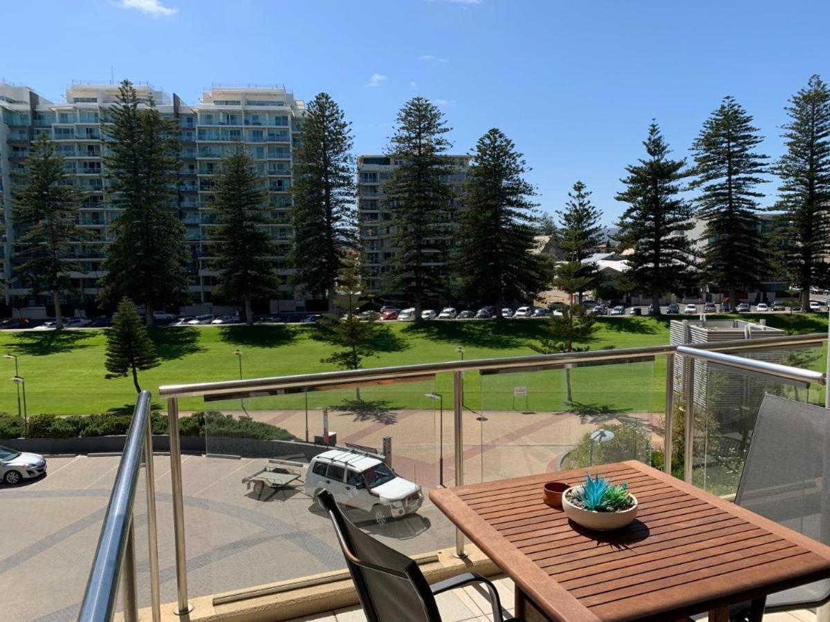 Beachside Luxury Apartments One & Two Bedroom In Beachfront Oaks Pier Building Ґленелґ Екстер'єр фото